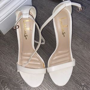 Lulu’s size 6 white heels